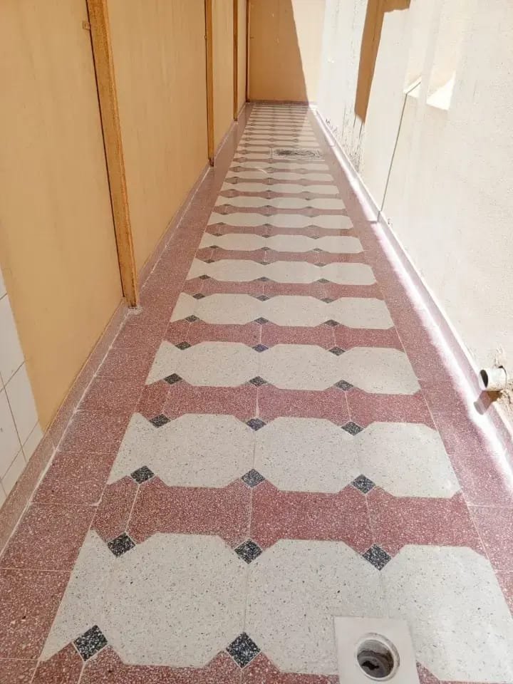جلي وتنظيف البلاط والبورسلان والأحواش